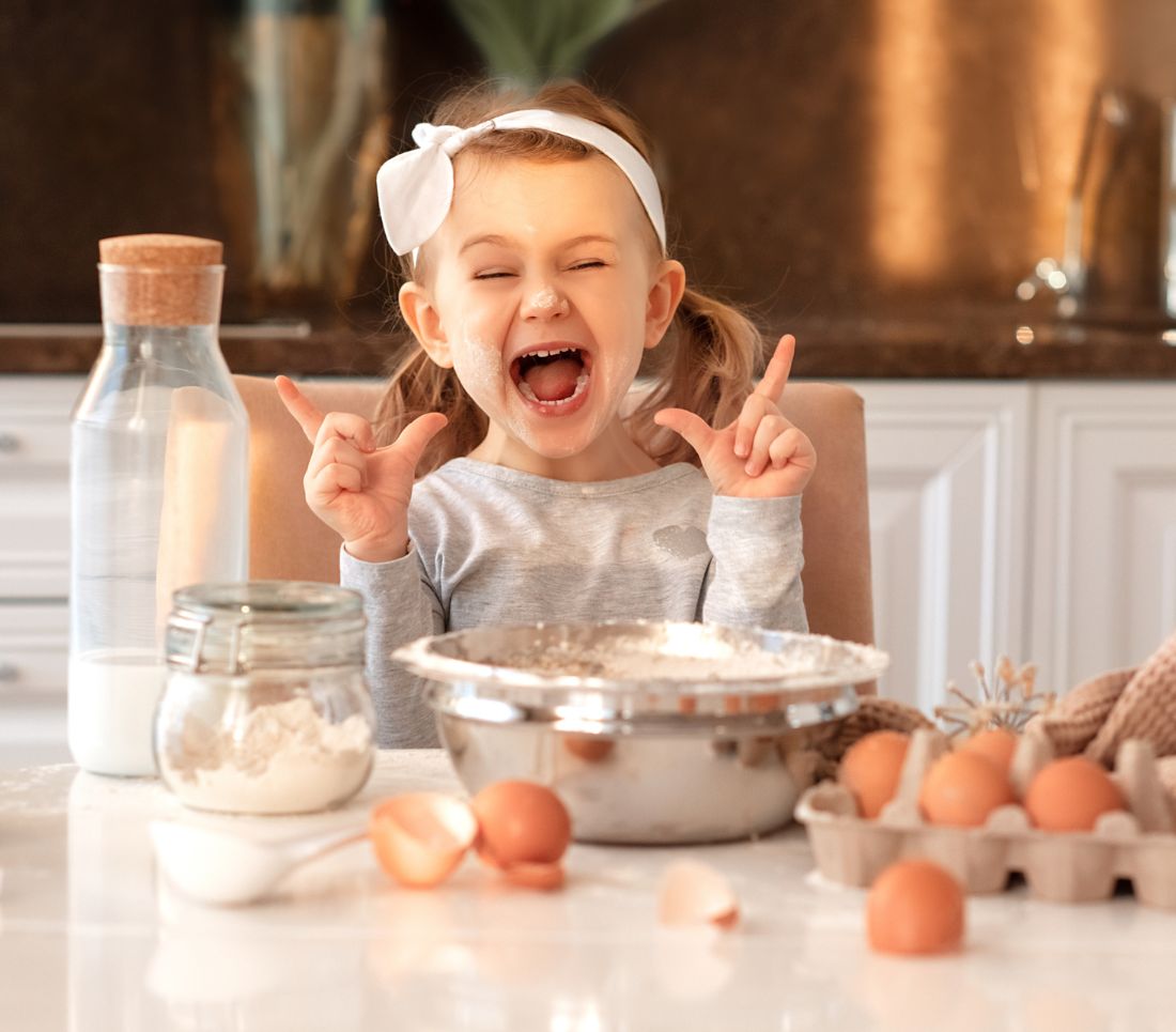 Enfant heureux en cuisine